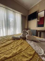 Habitación matrimonial con decoración de toallas